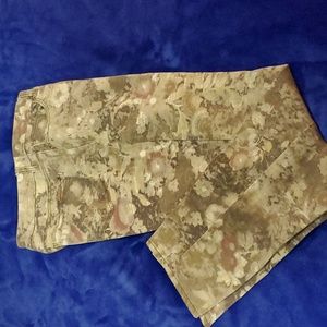 Chico's Camo Floral So Slimming Girlfriend Ankle Pants 1.5 or 10